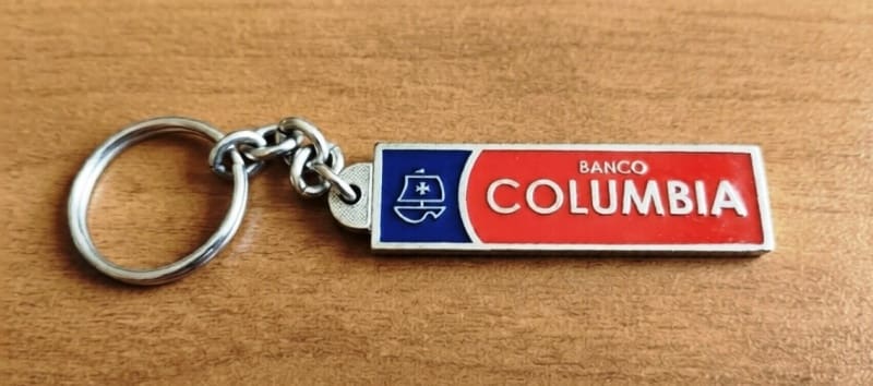 Llavero corporativo de metal fabricado para Banco Columbia