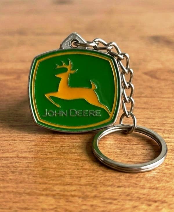 Llavero corporativo de metal fabricado para John Deere